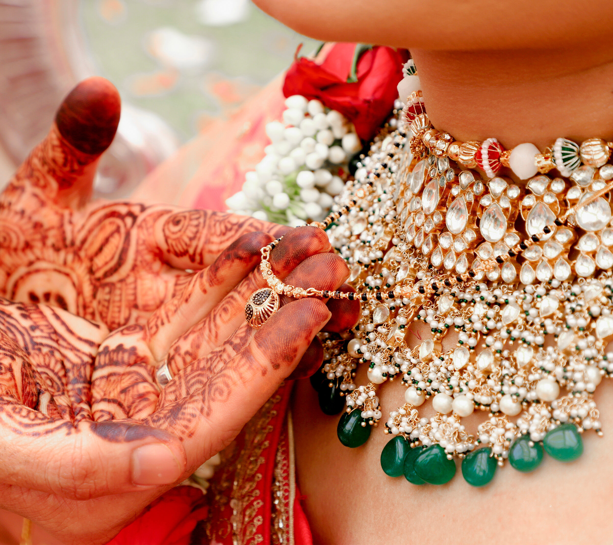 Bride flaunting her mangal sutra during the ceremony